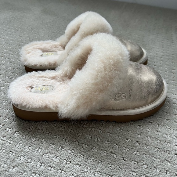 Euc girl’s gold Uggs slippers size 2 - Picture 4 of 10